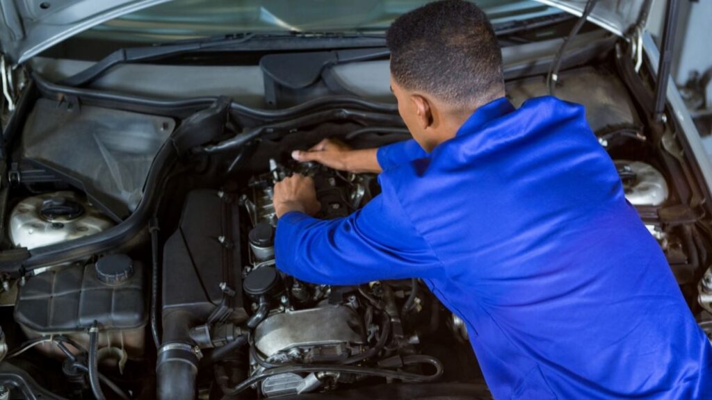 Car Tips: करवाने जा रहे हैं गाड़ी के इंजन की सर्विसिंग तो इन बातों का रखें ध्यान, वरना होगा नुकसान