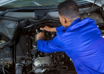 Car Tips: करवाने जा रहे हैं गाड़ी के इंजन की सर्विसिंग तो इन बातों का रखें ध्यान, वरना होगा नुकसान