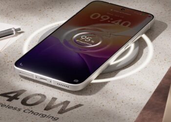 iQOO 15 की धांसू एंट्री, 7000mAh बैटरी और 100X जूम के साथ हुआ लॉन्च, OnePlus 15 के लिए बनेगा मुसीबत!