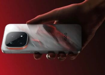 मार्केट में धमाल मचाएगा iQOO का छोटू फोन! 7000mAh बैटरी और Dimensity 9500 चिप से होगा लैस