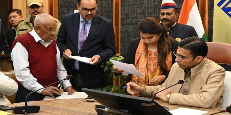 DM Savin Bansal listened to the problems of 102 people.
