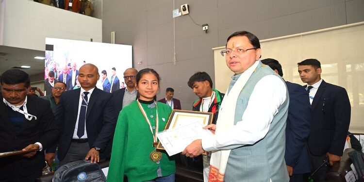 CM Dhami honored the disabled people