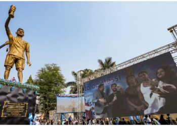 Messi inaugurates his 70-foot statue