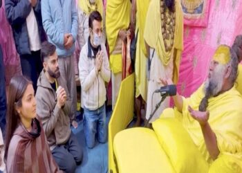 Anushka Sharma and Virat Kohli arrive to meet Premananda Maharaj