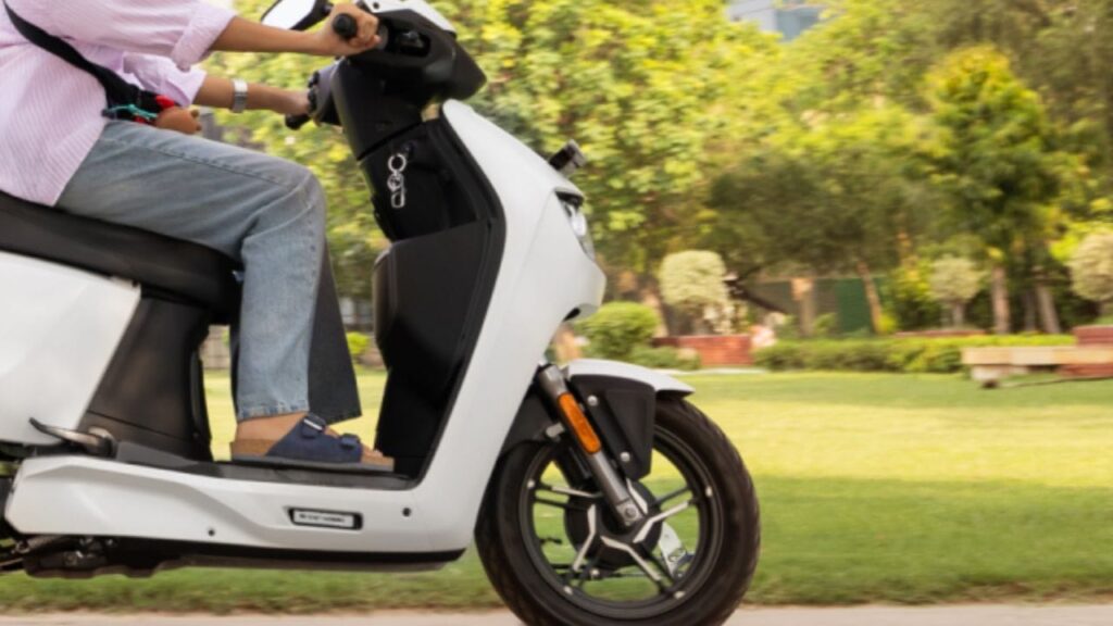 इस इलेक्ट्रिक स्कूटर ने मचाई धूम, बिक गईं 1 लाख से ज्यादा यूनिट, Ola को पछाड़ा