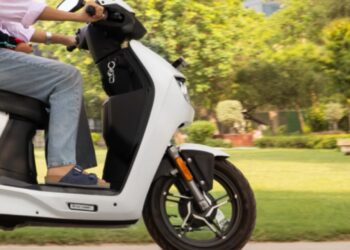 इस इलेक्ट्रिक स्कूटर ने मचाई धूम, बिक गईं 1 लाख से ज्यादा यूनिट, Ola को पछाड़ा