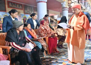 CM Yogi listened to the problems of 250 people.