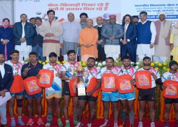 CM Yogi rewarded the winners of the MLA sports competition.