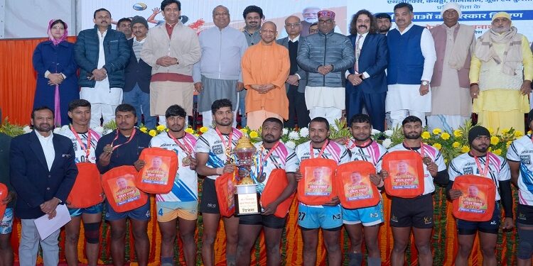 CM Yogi rewarded the winners of the MLA sports competition.