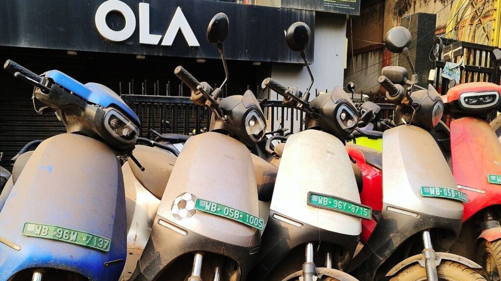 Ola को नहीं रास आया 2025, ऐसे बादशाह से फिसड्डी होती गई कंपनी, TVS-बजाज निकली आगे