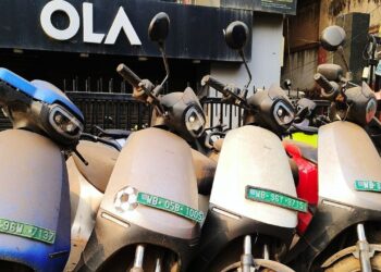 Ola को नहीं रास आया 2025, ऐसे बादशाह से फिसड्डी होती गई कंपनी, TVS-बजाज निकली आगे