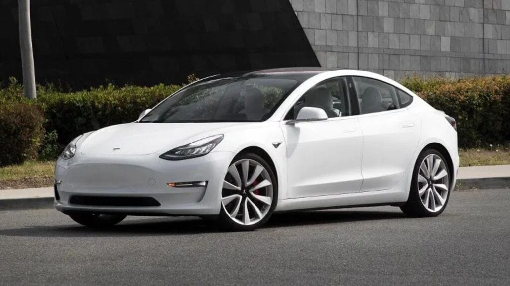 टेस्ला ने यूरोप में लॉन्च किया सस्ता Model 3 वेरिएंट, भारत में कब होगी एंट्री?