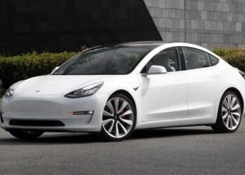 टेस्ला ने यूरोप में लॉन्च किया सस्ता Model 3 वेरिएंट, भारत में कब होगी एंट्री?