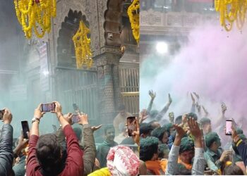 Holi begins in Braj, gulal is thrown at Banke Bihari temple