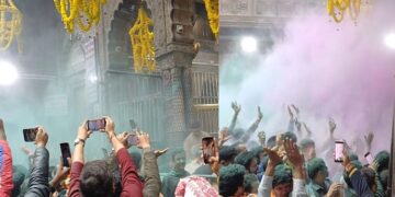Holi begins in Braj, gulal is thrown at Banke Bihari temple