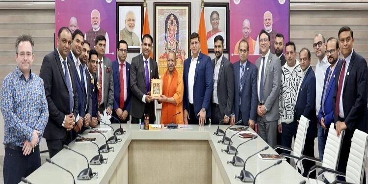 Delegation of Canadian Hindu Chambers of Commerce meets CM Yogi