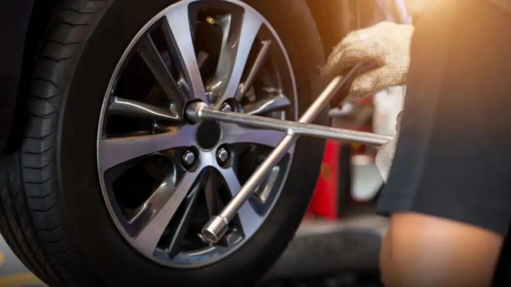 घिसे टायर बन सकते हैं हादसे की वजह, ऐसे पहचानें बदलने का सही वक्त