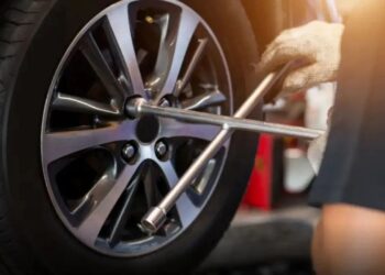 घिसे टायर बन सकते हैं हादसे की वजह, ऐसे पहचानें बदलने का सही वक्त