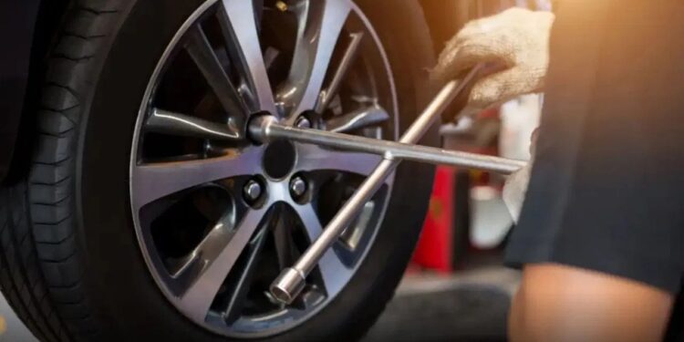 घिसे टायर बन सकते हैं हादसे की वजह, ऐसे पहचानें बदलने का सही वक्त