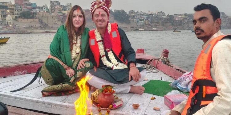 Mexican couple marries in Kashi as per Hindu rituals