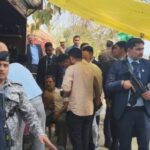 Rahul Gandhi stops at Ramchet Mochi's shop