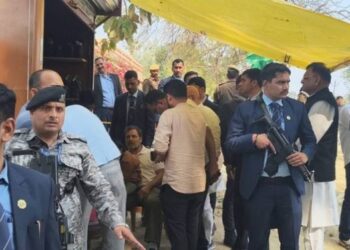 Rahul Gandhi stops at Ramchet Mochi's shop