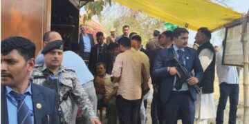 Rahul Gandhi stops at Ramchet Mochi's shop