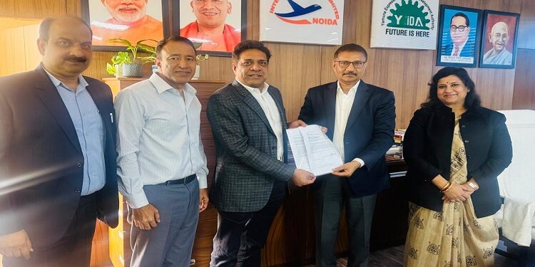 YEIDA CEO hands over Letter of Intent to AM Group representatives