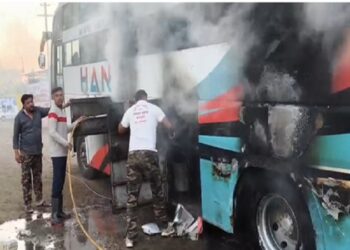 A private bus suddenly caught fire.