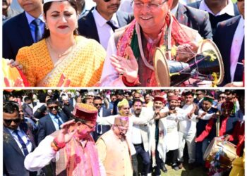 Artists indulge in Holi colours at CM's residence