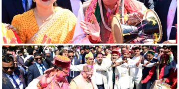 Artists indulge in Holi colours at CM's residence