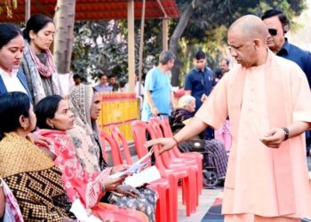 CM Yogi listened to the problems of 150 people in Janta Darshan.