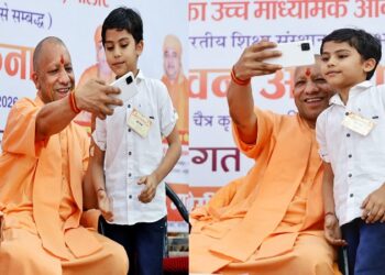 CM Yogi took a selfie with the child