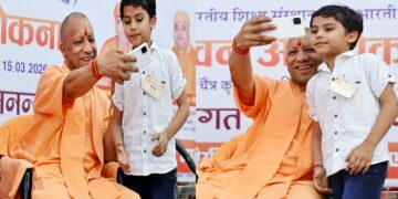 CM Yogi took a selfie with the child