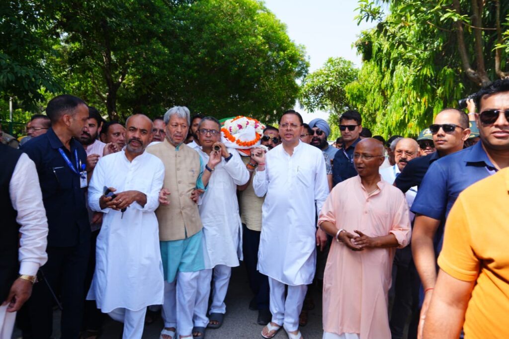A huge crowd gathered to bid farewell to former Chief Minister Khanduri.