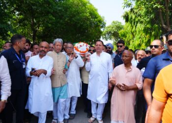 A huge crowd gathered to bid farewell to former Chief Minister Khanduri.