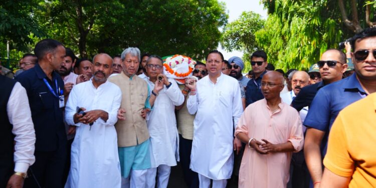 A huge crowd gathered to bid farewell to former Chief Minister Khanduri.