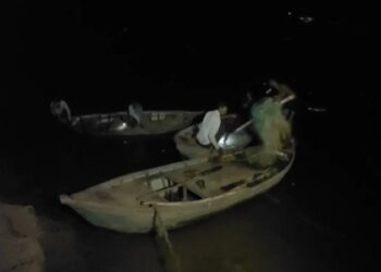 Boat capsizes