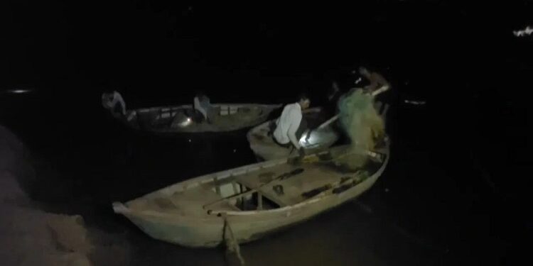 Boat capsizes