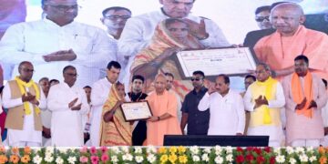 CM Yogi honored the beneficiaries of various schemes.