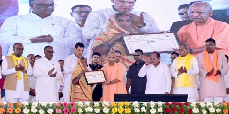 CM Yogi honored the beneficiaries of various schemes.