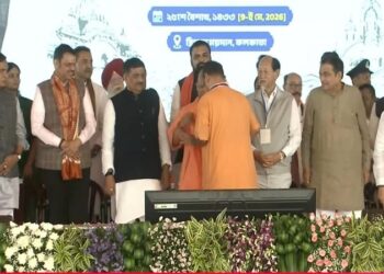 CM Yogi made the new Chief Minister of Bengal wear a saffron robe.
