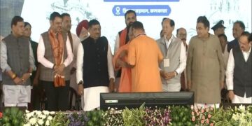 CM Yogi made the new Chief Minister of Bengal wear a saffron robe.