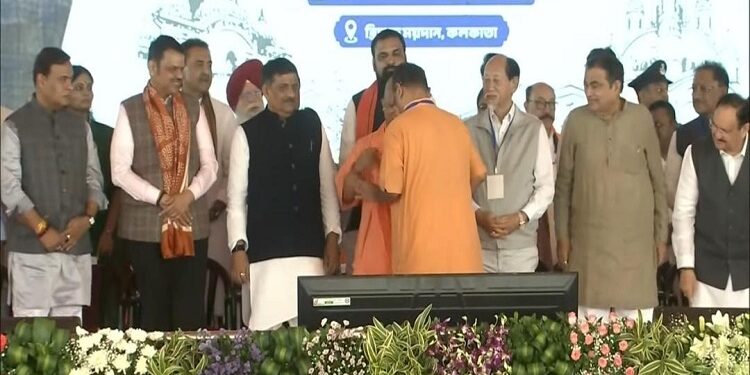CM Yogi made the new Chief Minister of Bengal wear a saffron robe.