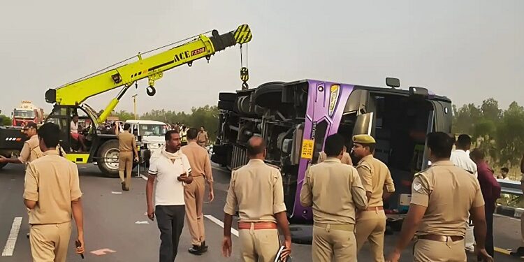 Horrific accident on Lucknow-Agra Expressway