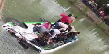 A bus full of labourers fell into a canal in Kanpur.