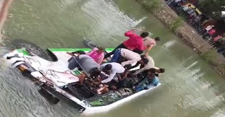 A bus full of labourers fell into a canal in Kanpur.
