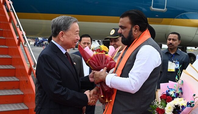 Chief Minister Samrat Chaudhary welcomed President To Lam.