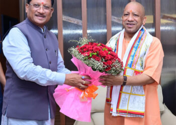 CM Sai welcomed CM Yogi who reached Chhattisgarh.
