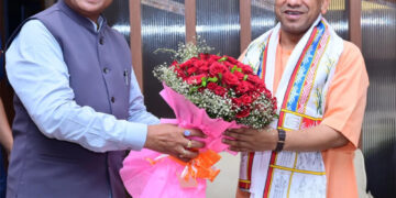 CM Sai welcomed CM Yogi who reached Chhattisgarh.